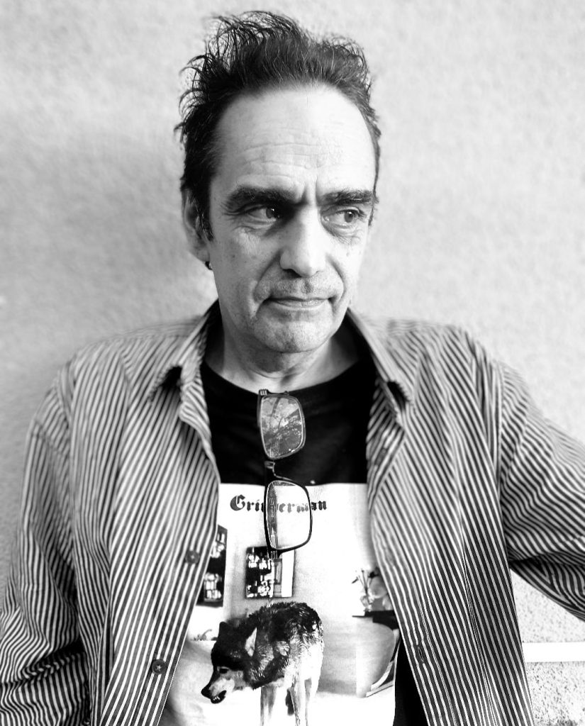Lo mejor del cerdo no es el jamón: Paco Espinosa desnuda la vida con humor negro y rock ‘n’ roll