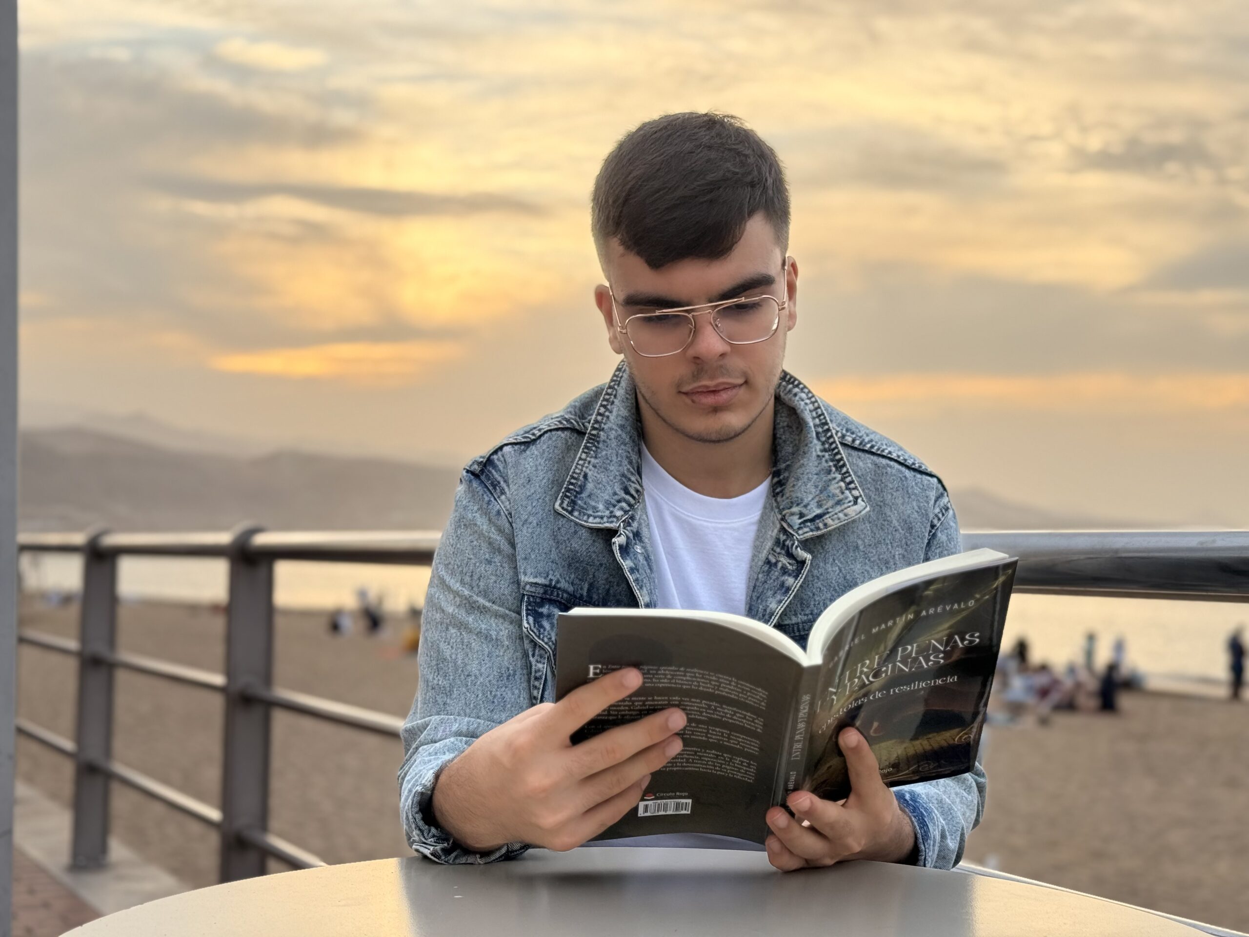 ‘Entre penas y páginas’: la obra que transforma el dolor en arte literario