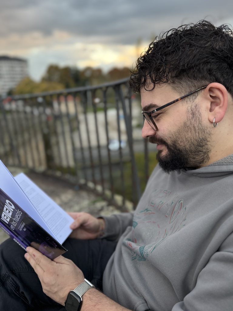 La novela que no quiere salvarte: por qué Veneno en los Huesos duele y permanece