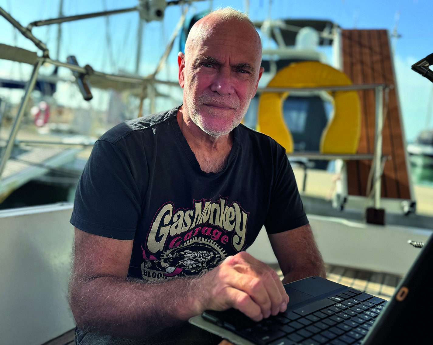 Relatos que hierven a fuego rápido: el ingenio afilado de Kike Fernández.