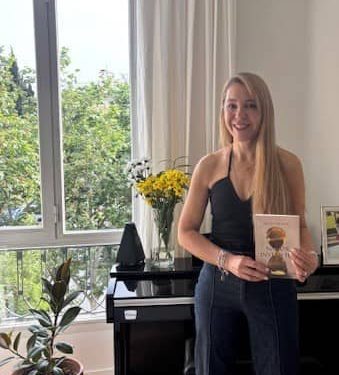 “Una joya enterrada en Pompeya cambia la vida de una arqueóloga moderna: la novela que une amor, historia y almas separadas por siglos”