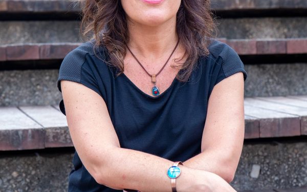 La escritora María Jesús Cañada está de enhorabuena, su novela «Hombres con sombreros negros» está en la lista de los más vendidos por la editorial Círculo Rojo en 2022.